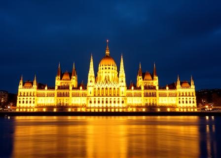 Palazzo del Parlamento a Budapest di notte